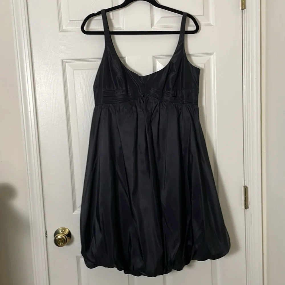 Carmen Marc Valvo: Silk Cocktail Dress with Bubble Hem - Picture 7 of 15